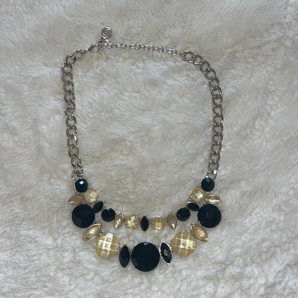 Costume jewelry necklace-black and white